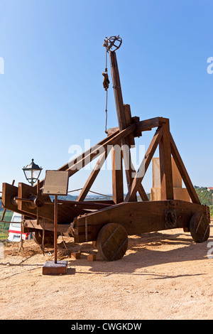 Catapulta medievale replica in una rievocazione storica di una Fiera medievale in Óbidos, Portogallo. Foto Stock