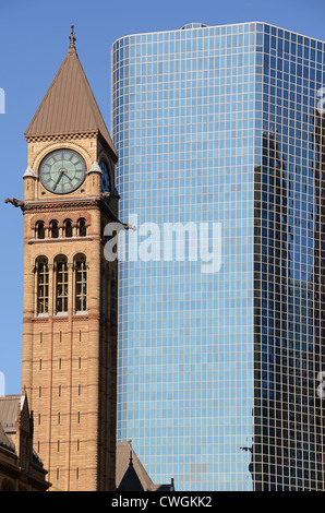 La torre del vecchio Municipio (lato sinistro), a Nathan Phillips Square, Toronto, Ontario, Canada Foto Stock