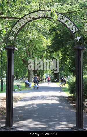 L'ingresso ai campi di Londra, un popolare spazio verde a Hackney, a est di Londra, E8, in Inghilterra, Regno Unito Foto Stock