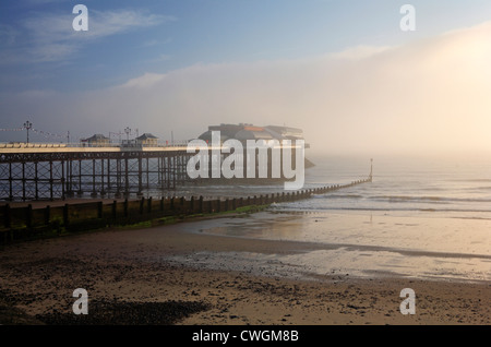 Un banco di nebbia di mare avvicinandosi al molo a Cromer, Norfolk, Inghilterra, Regno Unito. Foto Stock