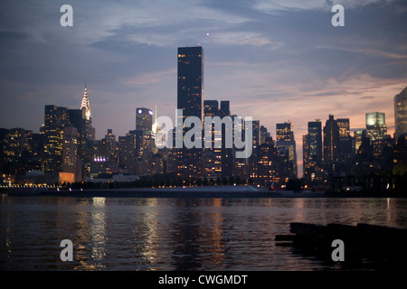 Mid Town di New York City visto da Long Island City di notte Foto Stock