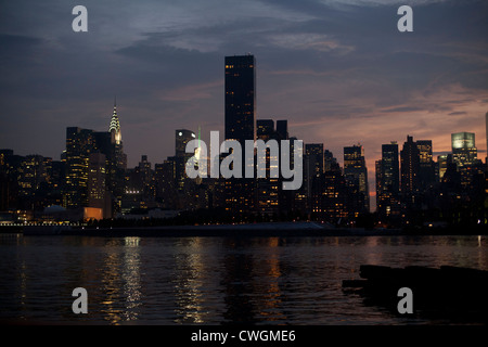 Mid Town di New York City visto da Long Island City di notte Foto Stock