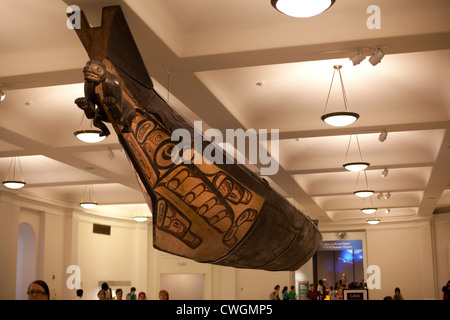 A 63 piedi di lunghezza, le caratteristiche nautiche grande canoa, scolpita nel 1870 dal tronco di un singolo albero di cedro Foto Stock
