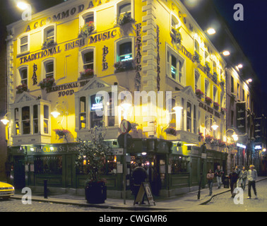 Irlanda, Dublino, Temple Bar Street scene, notte Foto Stock