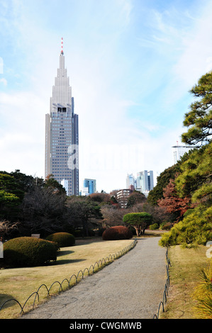 La moderna architettura di grattacieli nella capitale giapponese città visto dalla stazione di Shinjuku Gyoen National Garden Foto Stock