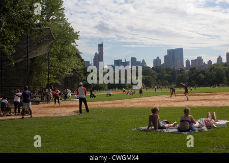 I Newyorkesi giocare a softball in estate sul grande prato di central park Foto Stock