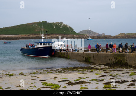 Il Sapphire off island ferry offre un gruppo di turisti sulla banchina a Città Bassa, St Martin's, Isole Scilly Foto Stock