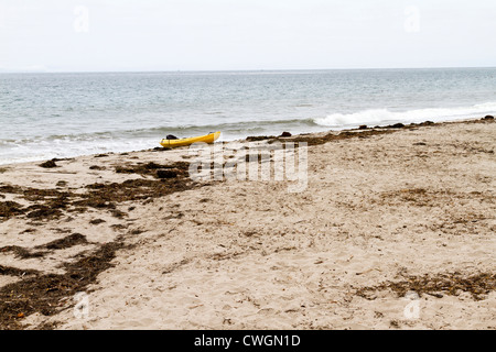 Un kayak sulla spiaggia di Santa Barbara, California Foto Stock