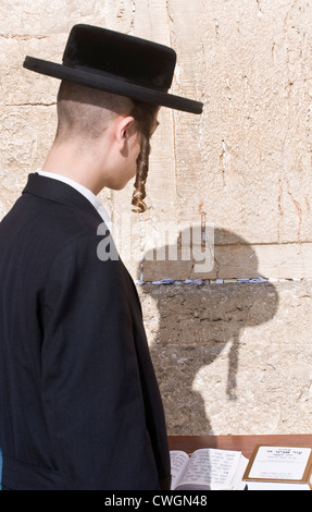 Ebrea ortodossa uomo prega al muro occidentale durante la Pasqua ebraica Foto Stock