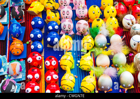 Uova colorate riempite di coriandoli offerti in vendita durante la Fiesta in "Santa Barbara in California". Foto Stock