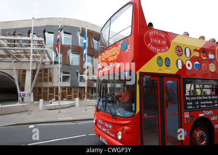 Red City sightseeing bus fuori il parlamento scozzese di Edimburgo, Scozia, UK, Regno Unito Foto Stock