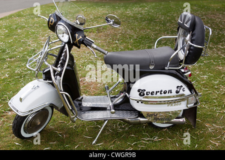 Classico personalizzato scooter Vespa con Everton FC Logo Foto Stock