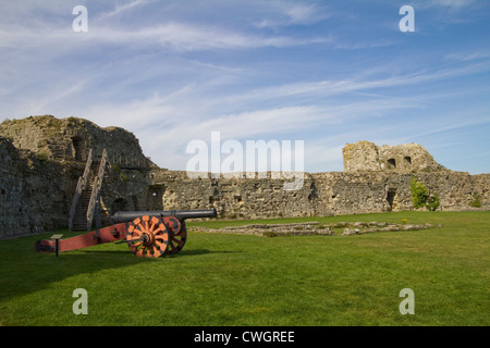 Il cannone nel Castello di Pevensey rovine, East Sussex, Inghilterra Foto Stock