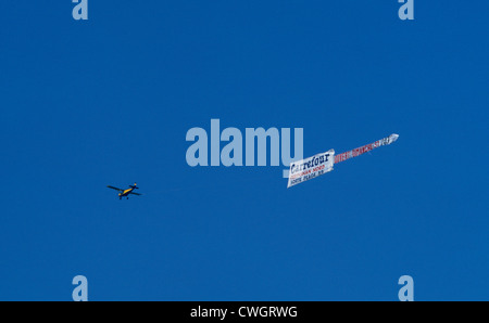 St Cyprien plage Francia Languadoc & Roussillon aereo annuncio di traino per Carrefour Foto Stock