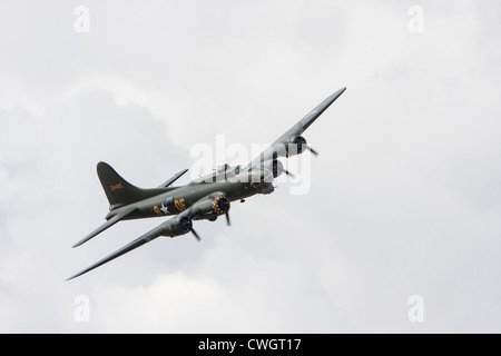 Boeing B-17 Flying Fortress 'Salleato B' a poco Gransden Foto Stock