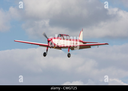 De Havilland DHC-1 Scoiattolo striado 22, reg G-ALWR, a poco Gransden Foto Stock