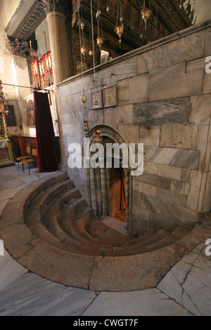 L'ingresso alla grotta della Natività di Betlemme Foto Stock