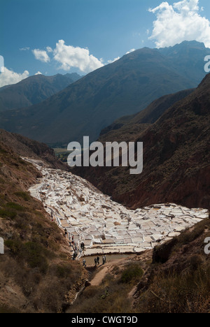 Salinas de Maras, Valle di Urubamba, Perù Foto Stock