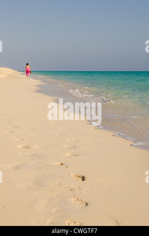 Donna e orme orme sulla spiaggia a Sol Cayo Santa Maria Resort, Cayo Santa Maria, Cuba. Foto Stock