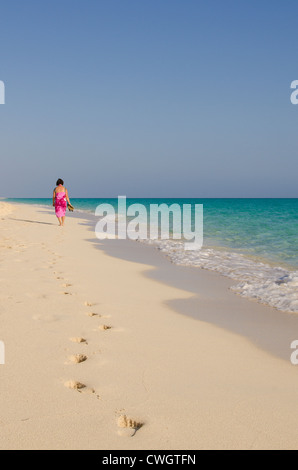 Donna e orme orme sulla spiaggia a Sol Cayo Santa Maria Resort, Cayo Santa Maria, Cuba. Foto Stock