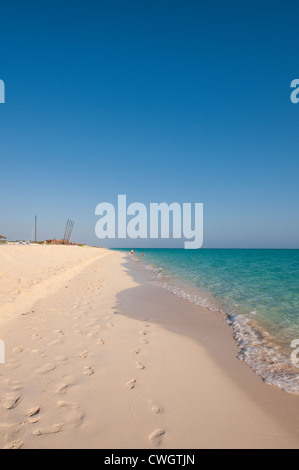 Orme orme di sabbia sulla spiaggia a Sol Cayo Santa Maria Resort, Cayo Santa Maria, Cuba. Foto Stock