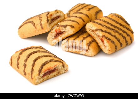 Pila di ripieni di marmellata biscotti isolato su bianco Foto Stock