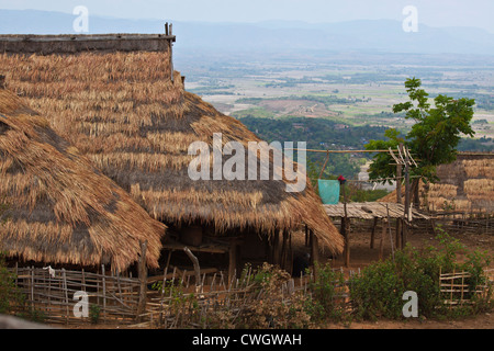 Un tetto di paglia casa in un villaggio AKHA nei pressi di Kengtung o KYAINGTONG - Myanmar Foto Stock