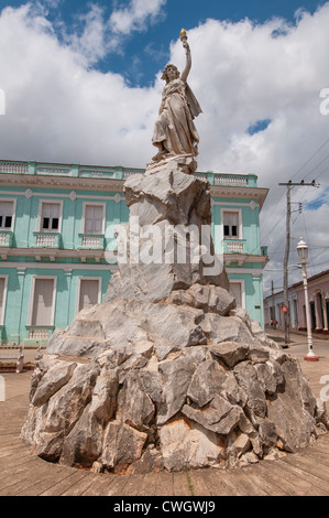 Monumento alla Statua della libertà e architettura coloniale, Parco Jose Martí, Remedios, Cuba. Foto Stock