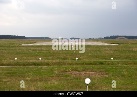 Fine della pista a ex RAF kinloss Royal Air Force Station Scozia, UK, Regno Unito Foto Stock