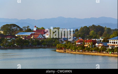 Lago NAUNG TUNG è nel centro della città di Kengtung anche sapere come KYAINGTONG - Myanmar Foto Stock