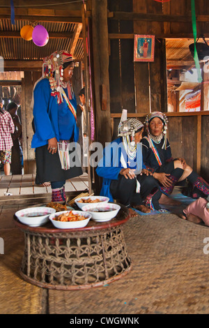 Le donne AKHA partecipare ad un matrimonio nella città di Kengtung anche sapere come KYAINGTONG - Myanmar Foto Stock
