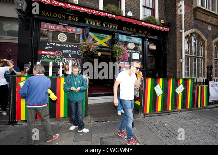 The Cow Pub durante il Notting Hill Carnival, Westbourne Park Road, Noting Hill, Londra, Inghilterra, REGNO UNITO. Foto Stock