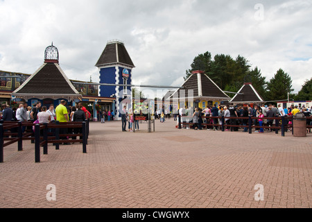 Ingresso al parco dei divertimenti di Alton Towers in Inghilterra, Regno Unito Foto Stock