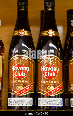 Bottiglie di rum Cuban Havana Club, Havana, Cuba. Foto Stock