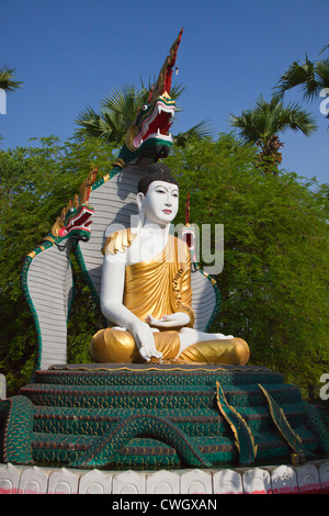 Statua del Buddha con cobras nella storica INWA che è servita come regni birmani di capitale per 400 anni - Myanmar Foto Stock