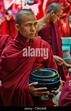 I monaci buddisti sono alimentati ogni giorno alle 11.00 presso il monastero MAHAGANDAYON - Mandalay, MYANMAR Foto Stock