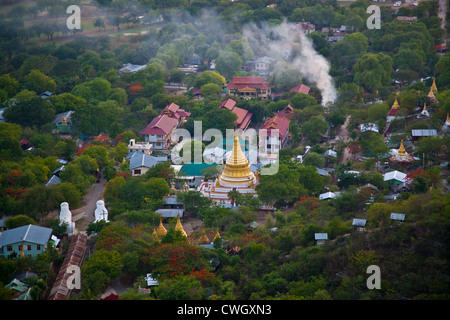 Tempio buddista complesse da Mandalay Hill - Mandalay, MYANMAR Foto Stock