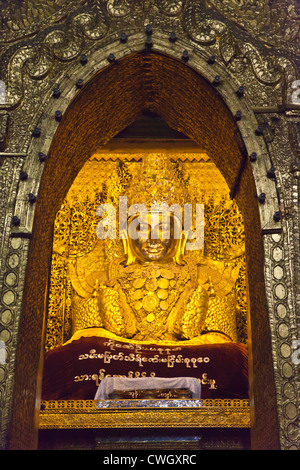 La molto venerata MAHAMUNI BUDDHI all'interno della MAHAMUNI PAYA costruito da Re Bodwpaya nel 1784 - Mandalay, MYANMAR Foto Stock