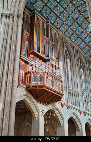 Una vista attraverso un arco del nuovo organo presso il St Edmundsbury Cathedral Foto Stock