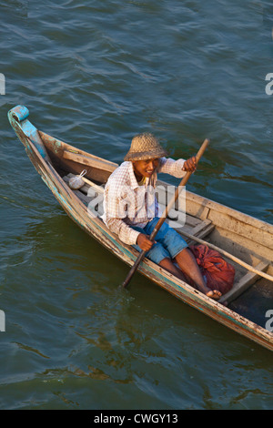 Pescatore sul lago Taungthaman nelle prime ore del mattino - AMARAPURA, MYANMAR Foto Stock