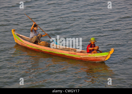 Pescatore sul lago Taungthaman nelle prime ore del mattino - AMARAPURA, MYANMAR Foto Stock