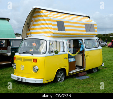 Una VW camper van a una Volkswagen rally in Cornwall, Regno Unito Foto Stock