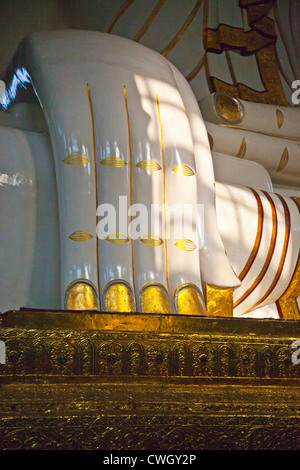 Mano del Buddha nella TAUNG MIN GYI pagoda in AMARAPURA la vecchia capitale reale 11 chilometri da MANDALAY - Myanmar Foto Stock