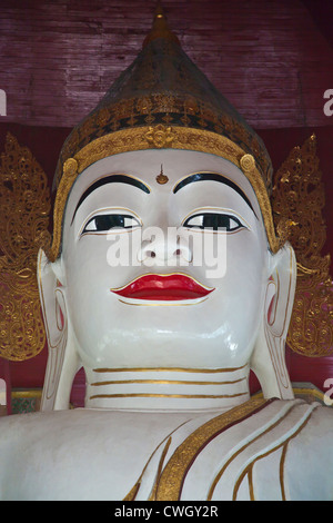 Statua del Buddha dentro il TAUNG MIN GYI pagoda in AMARAPURA la vecchia capitale reale 11 chilometri da MANDALAY - Myanmar Foto Stock