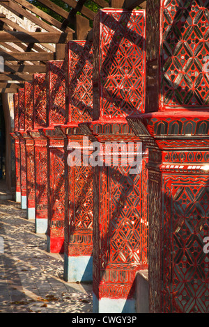 Il lavoro di vetro sui pilastri che portano alla TAUNG MIN GYI pagoda in AMARAPURA - Mandalay, MYANMAR Foto Stock