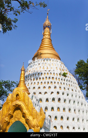 STUPA con molti piccoli Buddha nel TAUNG MIN GYI pagoda in complesso AMARAPURA - Mandalay, MYANMAR Foto Stock