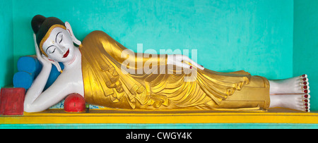 BUDDHA reclinato in TAUNG MIN GYI pagoda in complesso AMARAPURA la vecchia capitale reale 11 chilometri da MANDALAY - Myanmar Foto Stock