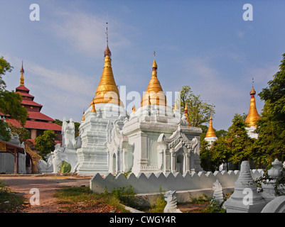 Gli stupa di TAUNG MIN GYI pagoda in complesso AMARAPURA la vecchia capitale reale 11 chilometri da MANDALAY - Myanmar Foto Stock