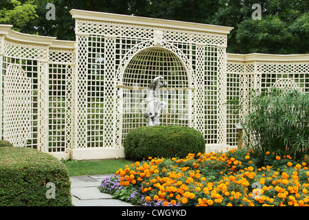 Il satiro statua. Centro Kingwood, Mansfield, Ohio, Stati Uniti d'America. Foto Stock