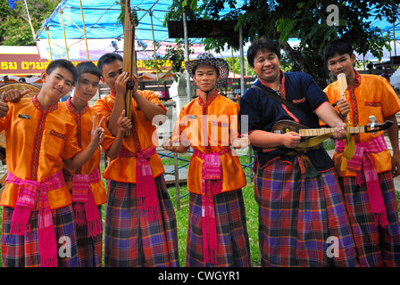 Thai tradizionale bande musicali presso la candela di cera e festival (Khao Phansa) su 2/08/2012 di Ubon Ratchathani. Il nord-est della Thailandia Foto Stock